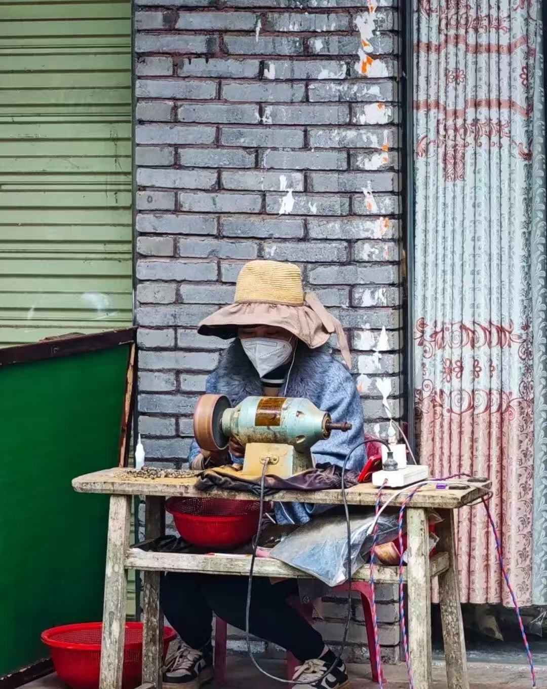 铁匠村女匠人手工打磨木制品